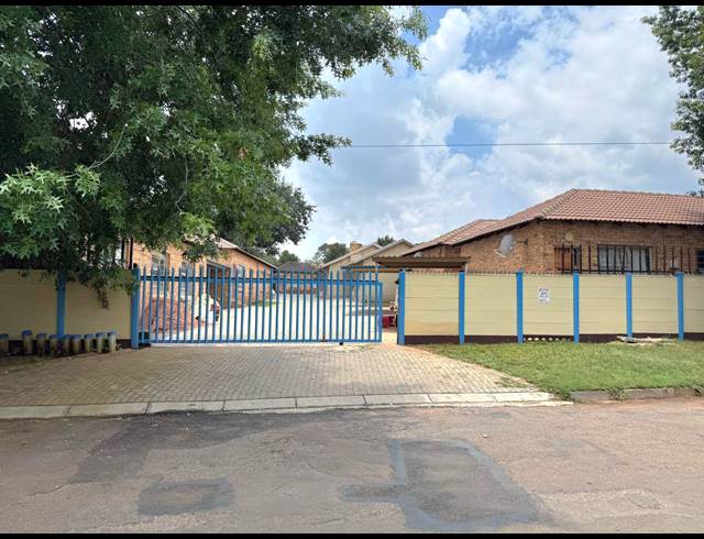2 BEDROOM SECTIONAL TITLE FOR SALE IN GREENHILLS